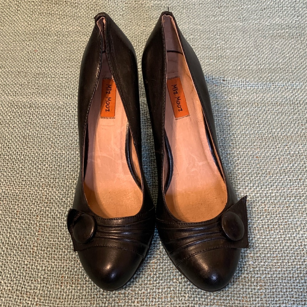 🌺 EUC {Miz Mooz} black heel with button detail